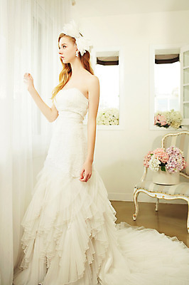 포토 JPG 스튜디오촬영 전신 서양인 외국인 여자 꽃 리본 화분 신부 웨딩드레스 결혼 의자 창문 모션 실내 한명 서기 사람 손짓 20대 성인 옆모습 만지기 커튼 우아함 청년만 청년여자만 청년여자한명만 성인여자한명만 국내포토 식물 1 드레스 뷰포인트 가구 컨셉 인종 이벤트 청년 내부 여자만 여자한명만 성인여자만 성인만 파일형식