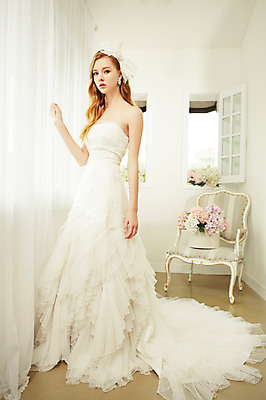 포토 JPG 스튜디오촬영 전신 서양인 외국인 여자 꽃 화분 신부 웨딩드레스 결혼 의자 창문 모션 실내 한명 서기 사람 손짓 20대 성인 옆모습 만지기 커튼 우아함 창가 청년만 청년여자만 청년여자한명만 성인여자한명만 국내포토 식물 1 드레스 뷰포인트 가구 컨셉 인종 이벤트 청년 내부 여자만 여자한명만 성인여자만 성인만 파일형식