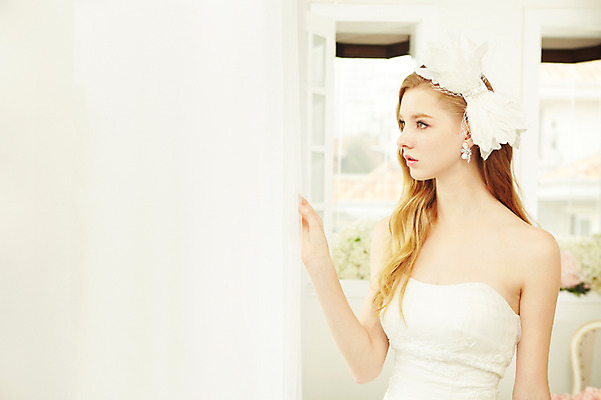 포토 JPG 스튜디오촬영 서양인 외국인 응시 여자 리본 신부 웨딩드레스 결혼 창문 모션 실내 한명 서기 사람 손짓 상반신 20대 성인 옆모습 만지기 커튼 우아함 창가 청년만 청년여자만 청년여자한명만 성인여자한명만 국내포토 1 시선 드레스 뷰포인트 컨셉 인종 이벤트 청년 내부 여자만 여자한명만 성인여자만 성인만 파일형식