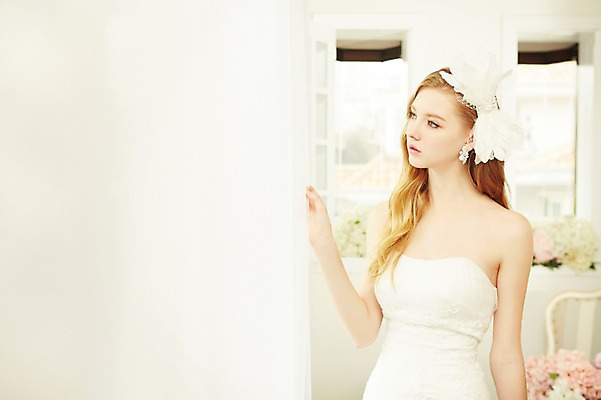 포토 JPG 스튜디오촬영 서양인 외국인 여자 꽃 리본 신부 웨딩드레스 결혼 창문 모션 실내 한명 서기 사람 손짓 상반신 20대 성인 앞모습 만지기 커튼 우아함 창가 청년만 청년여자만 청년여자한명만 성인여자한명만 국내포토 식물 1 드레스 뷰포인트 컨셉 인종 이벤트 청년 내부 여자만 여자한명만 성인여자만 성인만 파일형식
