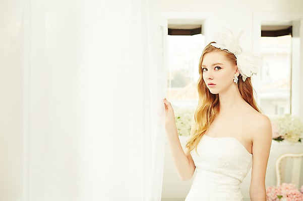 포토 JPG 스튜디오촬영 서양인 외국인 여자 꽃 리본 신부 웨딩드레스 결혼 창문 모션 실내 한명 서기 사람 손짓 상반신 20대 성인 옆모습 만지기 커튼 우아함 창가 청년만 청년여자만 청년여자한명만 성인여자한명만 국내포토 식물 1 드레스 뷰포인트 컨셉 인종 이벤트 청년 내부 여자만 여자한명만 성인여자만 성인만 파일형식