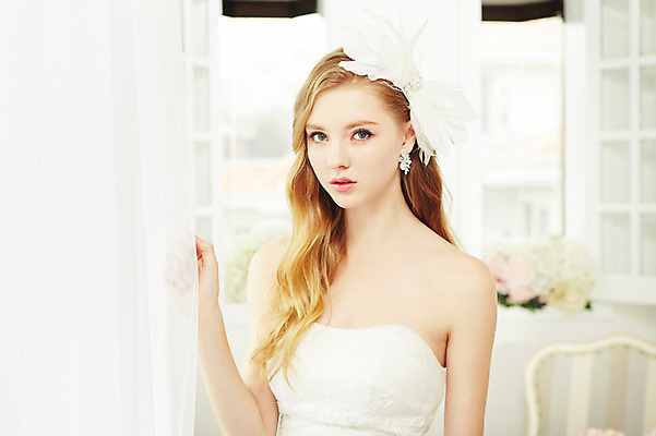 포토 JPG 스튜디오촬영 서양인 외국인 여자 꽃 리본 신부 웨딩드레스 결혼 창문 모션 실내 한명 사람 손짓 상반신 20대 성인 만지기 커튼 우아함 창가 청년만 청년여자만 청년여자한명만 성인여자한명만 국내포토 식물 1 드레스 컨셉 인종 이벤트 청년 내부 여자만 여자한명만 성인여자만 성인만 파일형식