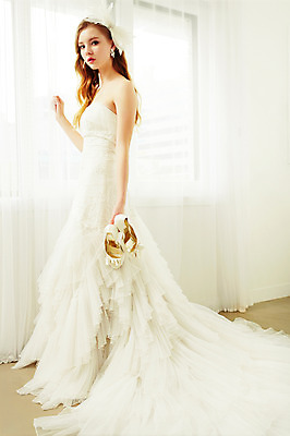 포토 JPG 스튜디오촬영 전신 서양인 외국인 여자 리본 신부 구두 웨딩드레스 결혼 모션 실내 한명 서기 들기 사람 20대 성인 옆모습 커튼 우아함 창가 청년만 청년여자만 청년여자한명만 성인여자한명만 국내포토 1 드레스 뷰포인트 신발 컨셉 창문 인종 이벤트 청년 내부 여자만 여자한명만 성인여자만 성인만 파일형식