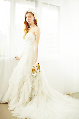 포토 JPG 스튜디오촬영 전신 서양인 외국인 여자 리본 신부 구두 웨딩드레스 결혼 모션 실내 한명 서기 들기 사람 20대 성인 옆모습 커튼 우아함 창가 청년만 청년여자만 청년여자한명만 성인여자한명만 국내포토 1 드레스 뷰포인트 신발 컨셉 창문 인종 이벤트 청년 내부 여자만 여자한명만 성인여자만 성인만 파일형식