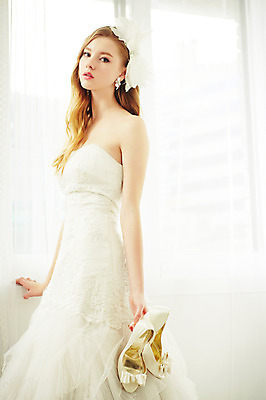 포토 JPG 스튜디오촬영 서양인 외국인 여자 리본 신부 구두 웨딩드레스 결혼 모션 실내 한명 서기 들기 사람 상반신 20대 성인 옆모습 커튼 우아함 창가 청년만 청년여자만 청년여자한명만 성인여자한명만 국내포토 1 드레스 뷰포인트 신발 컨셉 창문 인종 이벤트 청년 내부 여자만 여자한명만 성인여자만 성인만 파일형식