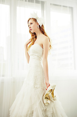 포토 JPG 스튜디오촬영 서양인 외국인 여자 신부 구두 웨딩드레스 결혼 모션 실내 한명 서기 들기 사람 상반신 20대 성인 옆모습 커튼 우아함 창가 청년만 청년여자만 청년여자한명만 성인여자한명만 국내포토 1 드레스 뷰포인트 신발 컨셉 창문 인종 이벤트 청년 내부 여자만 여자한명만 성인여자만 성인만 파일형식