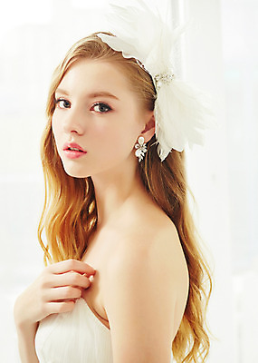 포토 JPG 스튜디오촬영 서양인 외국인 여자 리본 신부 웨딩드레스 결혼 모션 실내 한명 사람 손짓 상반신 20대 성인 옆모습 커튼 우아함 창가 청년만 청년여자만 청년여자한명만 성인여자한명만 국내포토 1 드레스 뷰포인트 컨셉 창문 인종 이벤트 청년 내부 여자만 여자한명만 성인여자만 성인만 파일형식