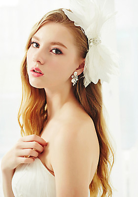 포토 JPG 스튜디오촬영 서양인 외국인 여자 리본 신부 웨딩드레스 결혼 모션 실내 한명 사람 손짓 상반신 20대 성인 옆모습 커튼 우아함 창가 청년만 청년여자만 청년여자한명만 성인여자한명만 국내포토 1 드레스 뷰포인트 컨셉 창문 인종 이벤트 청년 내부 여자만 여자한명만 성인여자만 성인만 파일형식