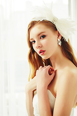 포토 JPG 스튜디오촬영 서양인 외국인 여자 리본 신부 웨딩드레스 결혼 창문 모션 실내 한명 사람 손짓 상반신 20대 성인 옆모습 우아함 창가 청년만 청년여자만 청년여자한명만 성인여자한명만 국내포토 1 드레스 뷰포인트 컨셉 인종 이벤트 청년 내부 여자만 여자한명만 성인여자만 성인만 파일형식