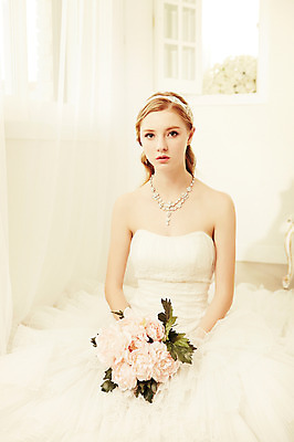 포토 JPG 스튜디오촬영 서양인 외국인 여자 꽃 신부 컬러 부케 웨딩드레스 결혼 목걸이 모션 실내 한명 들기 사람 상반신 20대 성인 앞모습 흰색 우아함 청년만 청년여자만 청년여자한명만 성인여자한명만 국내포토 식물 1 드레스 뷰포인트 꽃다발 컨셉 장신구 인종 이벤트 청년 내부 여자만 여자한명만 성인여자만 성인만 파일형식