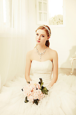 포토 JPG 스튜디오촬영 서양인 외국인 여자 꽃 신부 컬러 부케 웨딩드레스 결혼 창문 모션 실내 한명 들기 사람 앉기 상반신 20대 성인 앞모습 흰색 우아함 청년만 청년여자만 청년여자한명만 성인여자한명만 국내포토 식물 1 드레스 뷰포인트 꽃다발 컨셉 인종 이벤트 청년 내부 여자만 여자한명만 성인여자만 성인만 파일형식