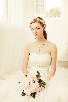 포토 JPG 스튜디오촬영 서양인 외국인 여자 꽃 신부 컬러 부케 웨딩드레스 결혼 창문 모션 실내 한명 들기 사람 앉기 상반신 20대 성인 앞모습 흰색 우아함 청년만 청년여자만 청년여자한명만 성인여자한명만 국내포토 식물 1 드레스 뷰포인트 꽃다발 컨셉 인종 이벤트 청년 내부 여자만 여자한명만 성인여자만 성인만 파일형식