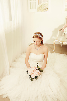 포토 JPG 스튜디오촬영 전신 서양인 외국인 여자 꽃 신부 컬러 부케 웨딩드레스 결혼 의자 창문 모션 실내 한명 들기 사람 앉기 20대 성인 앞모습 하이앵글 흰색 커튼 우아함 청년만 청년여자만 청년여자한명만 성인여자한명만 국내포토 식물 1 드레스 뷰포인트 꽃다발 가구 컨셉 인종 이벤트 청년 내부 여자만 여자한명만 성인여자만 성인만 파일형식