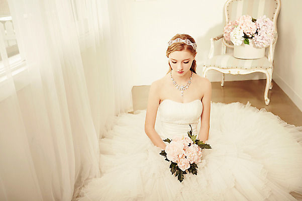 포토 JPG 스튜디오촬영 전신 서양인 외국인 여자 꽃 신부 컬러 부케 웨딩드레스 결혼 의자 모션 실내 한명 들기 사람 앉기 20대 성인 앞모습 흰색 커튼 우아함 창가 청년만 청년여자만 청년여자한명만 성인여자한명만 국내포토 식물 1 드레스 뷰포인트 꽃다발 가구 컨셉 창문 인종 이벤트 청년 내부 여자만 여자한명만 성인여자만 성인만 파일형식