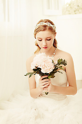 포토 JPG 스튜디오촬영 서양인 외국인 여자 꽃 신부 컬러 부케 웨딩드레스 결혼 모션 실내 한명 서기 들기 사람 상반신 20대 성인 앞모습 흰색 우아함 창가 청년만 청년여자만 청년여자한명만 성인여자한명만 국내포토 식물 1 드레스 뷰포인트 꽃다발 컨셉 창문 인종 이벤트 청년 내부 여자만 여자한명만 성인여자만 성인만 파일형식