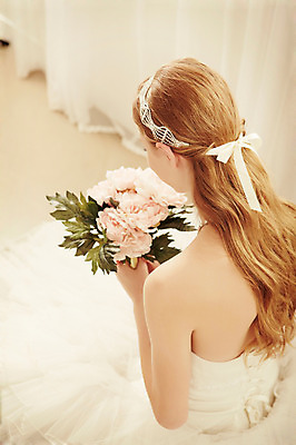 포토 JPG 스튜디오촬영 전신 서양인 외국인 여자 꽃 신부 부케 웨딩드레스 결혼 모션 실내 한명 들기 사람 앉기 20대 성인 뒷모습 커튼 우아함 창가 청년만 청년여자만 청년여자한명만 성인여자한명만 국내포토 식물 1 드레스 뷰포인트 꽃다발 컨셉 창문 인종 이벤트 청년 내부 여자만 여자한명만 성인여자만 성인만 파일형식