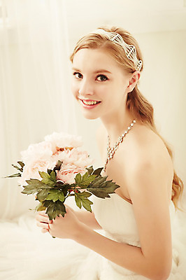 포토 JPG 스튜디오촬영 서양인 외국인 여자 꽃 신부 부케 웨딩드레스 결혼 모션 실내 한명 미소 들기 사람 앉기 상반신 20대 성인 옆모습 커튼 우아함 청년만 청년여자만 청년여자한명만 성인여자한명만 국내포토 식물 1 드레스 뷰포인트 꽃다발 컨셉 표정 인종 이벤트 청년 내부 여자만 여자한명만 성인여자만 성인만 파일형식