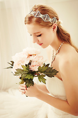 포토 JPG 스튜디오촬영 서양인 외국인 여자 신부 부케 웨딩드레스 결혼 목걸이 모션 실내 한명 사람 앉기 상반신 20대 성인 옆모습 커튼 우아함 청년만 청년여자만 청년여자한명만 성인여자한명만 국내포토 1 드레스 뷰포인트 꽃다발 컨셉 장신구 인종 이벤트 청년 내부 여자만 여자한명만 성인여자만 성인만 파일형식