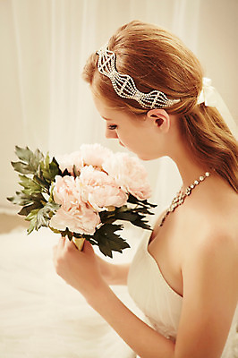 포토 JPG 스튜디오촬영 서양인 외국인 여자 꽃 신부 부케 웨딩드레스 결혼 모션 실내 한명 들기 사람 앉기 상반신 20대 성인 옆모습 머리띠 커튼 우아함 청년만 청년여자만 청년여자한명만 성인여자한명만 국내포토 식물 1 드레스 뷰포인트 꽃다발 컨셉 장신구 인종 이벤트 청년 내부 여자만 여자한명만 성인여자만 성인만 파일형식