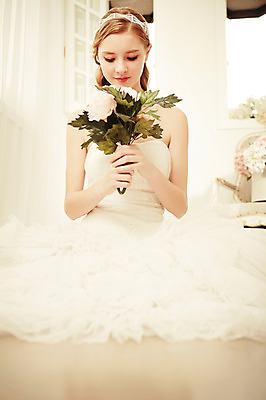 포토 JPG 스튜디오촬영 전신 서양인 외국인 여자 꽃 신부 부케 웨딩드레스 결혼 모션 실내 한명 미소 들기 사람 20대 성인 앞모습 커튼 우아함 창가 청년만 청년여자만 청년여자한명만 성인여자한명만 국내포토 식물 1 드레스 뷰포인트 꽃다발 컨셉 창문 표정 인종 이벤트 청년 내부 여자만 여자한명만 성인여자만 성인만 파일형식