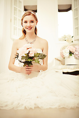 포토 JPG 스튜디오촬영 전신 서양인 외국인 여자 꽃 신부 부케 웨딩드레스 결혼 의자 목걸이 창문 모션 실내 한명 미소 들기 사람 앉기 20대 성인 앞모습 우아함 청년만 청년여자만 청년여자한명만 성인여자한명만 국내포토 식물 1 드레스 뷰포인트 꽃다발 가구 컨셉 장신구 표정 인종 이벤트 청년 내부 여자만 여자한명만 성인여자만 성인만 파일형식