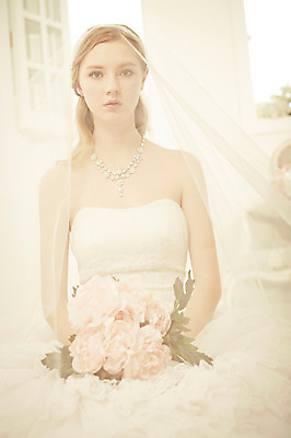 포토 JPG 스튜디오촬영 서양인 외국인 여자 꽃 신부 부케 웨딩드레스 결혼 창문 모션 면사포 실내 한명 들기 사람 앉기 상반신 20대 성인 앞모습 우아함 창가 청년만 청년여자만 청년여자한명만 성인여자한명만 국내포토 식물 1 드레스 뷰포인트 꽃다발 컨셉 인종 이벤트 청년 내부 결혼소품 여자만 여자한명만 성인여자만 성인만 파일형식