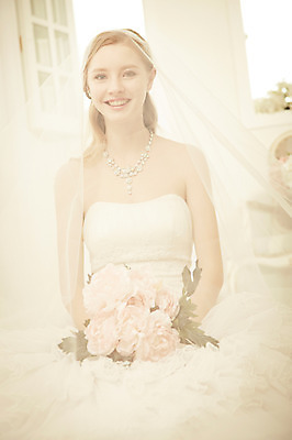 포토 JPG 스튜디오촬영 서양인 외국인 여자 꽃 신부 부케 웨딩드레스 결혼 창문 모션 면사포 실내 한명 미소 들기 사람 앉기 상반신 20대 성인 앞모습 우아함 창가 청년만 청년여자만 청년여자한명만 성인여자한명만 국내포토 식물 1 드레스 뷰포인트 꽃다발 컨셉 표정 인종 이벤트 청년 내부 결혼소품 여자만 여자한명만 성인여자만 성인만 파일형식