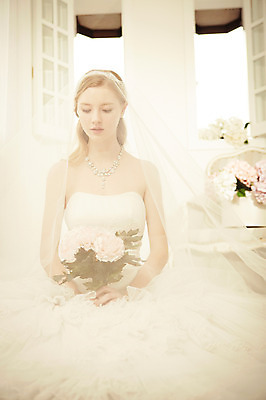 포토 JPG 스튜디오촬영 서양인 외국인 여자 꽃 화분 신부 부케 웨딩드레스 결혼 의자 창문 모션 면사포 실내 한명 들기 사람 앉기 상반신 20대 성인 앞모습 우아함 창가 청년만 청년여자만 청년여자한명만 성인여자한명만 국내포토 식물 1 드레스 뷰포인트 꽃다발 가구 컨셉 인종 이벤트 청년 내부 결혼소품 여자만 여자한명만 성인여자만 성인만 파일형식