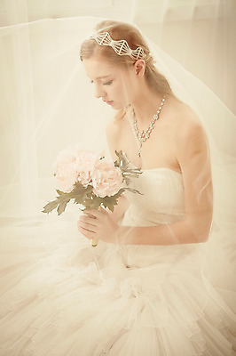 포토 JPG 스튜디오촬영 서양인 외국인 여자 꽃 신부 부케 웨딩드레스 결혼 목걸이 모션 면사포 실내 한명 들기 사람 앉기 상반신 20대 성인 옆모습 우아함 청년만 청년여자만 청년여자한명만 성인여자한명만 국내포토 식물 1 드레스 뷰포인트 꽃다발 컨셉 장신구 인종 이벤트 청년 내부 결혼소품 여자만 여자한명만 성인여자만 성인만 파일형식