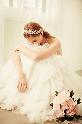 포토 JPG 스튜디오촬영 전신 서양인 외국인 여자 꽃 신부 부케 웨딩드레스 결혼 모션 실내 고개숙이기 한명 사람 앉기 20대 성인 앞모습 커튼 우아함 창가 청년만 청년여자만 청년여자한명만 성인여자한명만 국내포토 식물 1 드레스 뷰포인트 꽃다발 컨셉 창문 숙이기 인종 이벤트 청년 내부 여자만 여자한명만 성인여자만 성인만 파일형식