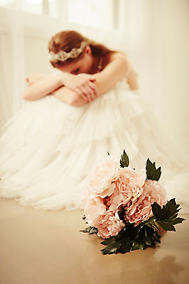 포토 JPG 스튜디오촬영 전신 서양인 외국인 여자 꽃 신부 부케 웨딩드레스 결혼 모션 실내 한명 사람 앉기 20대 성인 옆모습 아웃포커스 우아함 좌절 청년만 청년여자만 청년여자한명만 성인여자한명만 국내포토 식물 1 드레스 감정 뷰포인트 꽃다발 컨셉 촬영기법 인종 이벤트 청년 내부 여자만 여자한명만 성인여자만 성인만 파일형식