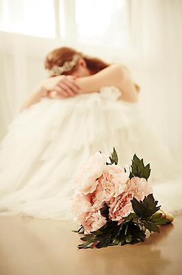 포토 JPG 스튜디오촬영 전신 서양인 외국인 여자 꽃 신부 부케 웨딩드레스 결혼 모션 실내 고개숙이기 한명 사람 앉기 20대 성인 옆모습 아웃포커스 커튼 우아함 창가 청년만 청년여자만 청년여자한명만 성인여자한명만 국내포토 식물 1 드레스 뷰포인트 꽃다발 컨셉 창문 촬영기법 숙이기 인종 이벤트 청년 내부 여자만 여자한명만 성인여자만 성인만 파일형식