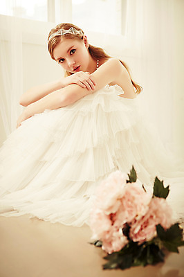 포토 JPG 스튜디오촬영 전신 서양인 외국인 여자 꽃 신부 부케 웨딩드레스 결혼 모션 실내 고개숙이기 한명 사람 앉기 20대 성인 옆모습 커튼 우아함 창가 청년만 청년여자만 청년여자한명만 성인여자한명만 국내포토 식물 1 드레스 뷰포인트 꽃다발 컨셉 창문 숙이기 인종 이벤트 청년 내부 여자만 여자한명만 성인여자만 성인만 파일형식