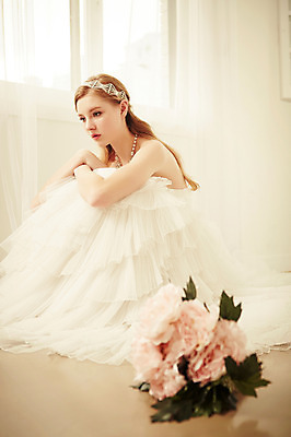 포토 JPG 스튜디오촬영 전신 서양인 외국인 여자 꽃 신부 부케 웨딩드레스 결혼 모션 실내 한명 사람 앉기 20대 성인 옆모습 커튼 우아함 창가 청년만 청년여자만 청년여자한명만 성인여자한명만 국내포토 식물 1 드레스 뷰포인트 꽃다발 컨셉 창문 인종 이벤트 청년 내부 여자만 여자한명만 성인여자만 성인만 파일형식