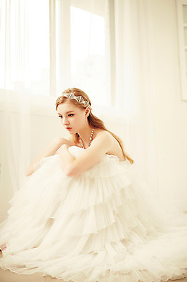 포토 JPG 스튜디오촬영 전신 서양인 외국인 여자 신부 부케 웨딩드레스 결혼 모션 실내 한명 사람 앉기 20대 성인 옆모습 햇빛 커튼 우아함 창가 청년만 청년여자만 청년여자한명만 성인여자한명만 국내포토 1 드레스 뷰포인트 꽃다발 컨셉 창문 인종 이벤트 청년 내부 태양 여자만 여자한명만 성인여자만 성인만 파일형식