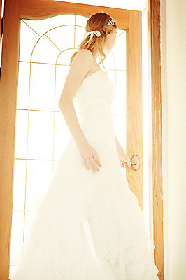 포토 JPG 스튜디오촬영 서양인 외국인 여자 신부 웨딩드레스 결혼 모션 실내 한명 서기 사람 손짓 상반신 20대 성인 옆모습 햇빛 문 오픈 우아함 청년만 청년여자만 청년여자한명만 성인여자한명만 국내포토 1 드레스 뷰포인트 컨셉 인종 이벤트 청년 내부 태양 여자만 여자한명만 성인여자만 성인만 파일형식