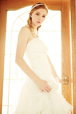 포토 JPG 스튜디오촬영 서양인 외국인 여자 신부 웨딩드레스 결혼 모션 실내 한명 사람 앉기 손짓 상반신 20대 성인 옆모습 햇빛 문 잡기 오픈 우아함 청년만 청년여자만 청년여자한명만 성인여자한명만 국내포토 1 드레스 뷰포인트 컨셉 인종 이벤트 청년 내부 태양 여자만 여자한명만 성인여자만 성인만 파일형식