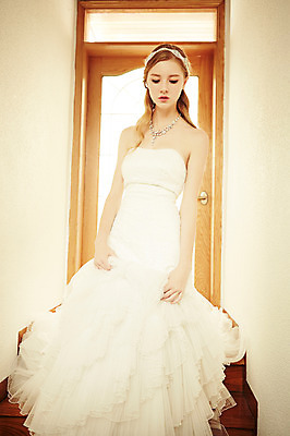 포토 JPG 스튜디오촬영 전신 서양인 외국인 여자 신부 웨딩드레스 결혼 모션 실내 한명 사람 손짓 20대 성인 앞모습 햇빛 문 걷기 계단 잡기 우아함 청년만 청년여자만 청년여자한명만 성인여자한명만 내려오기 국내포토 1 드레스 뷰포인트 컨셉 인종 이벤트 청년 내부 태양 여자만 여자한명만 성인여자만 성인만 파일형식