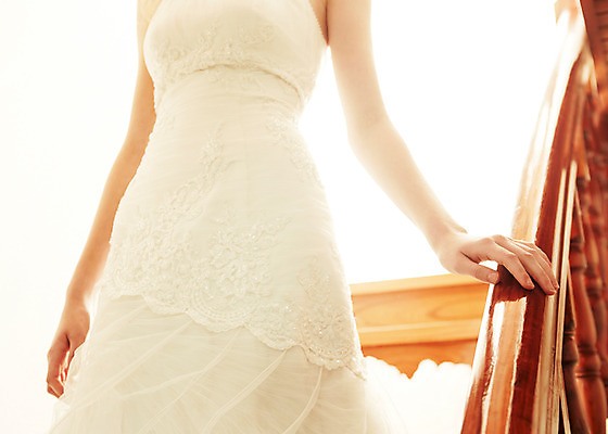 포토 JPG 스튜디오촬영 서양인 외국인 여자 신부 웨딩드레스 결혼 난간 모션 실내 한명 사람 손짓 20대 성인 앞모습 걷기 계단 하반신 잡기 우아함 청년만 청년여자만 청년여자한명만 성인여자한명만 내려오기 국내포토 1 드레스 뷰포인트 컨셉 인종 이벤트 청년 내부 여자만 여자한명만 성인여자만 성인만 파일형식