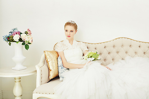 포토 JPG 스튜디오촬영 서양인 외국인 여자 꽃 화분 신부 부케 웨딩드레스 결혼 쿠션 모션 탁자 실내 한명 들기 사람 앉기 상반신 20대 성인 앞모습 기댐 화려 우아함 티아라 청년만 청년여자만 청년여자한명만 성인여자한명만 국내포토 식물 1 드레스 뷰포인트 꽃다발 가구 컨셉 왕관 인종 이벤트 청년 내부 여자만 여자한명만 성인여자만 성인만 파일형식