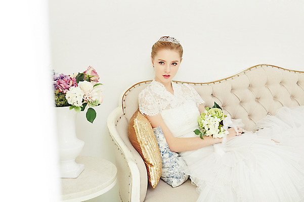 포토 JPG 스튜디오촬영 서양인 외국인 여자 꽃 화분 신부 부케 웨딩드레스 결혼 쿠션 모션 탁자 실내 한명 들기 사람 앉기 상반신 20대 성인 소파 기댐 화려 우아함 티아라 청년만 청년여자만 청년여자한명만 성인여자한명만 국내포토 식물 1 드레스 꽃다발 가구 컨셉 의자 왕관 인종 이벤트 청년 내부 여자만 여자한명만 성인여자만 성인만 파일형식