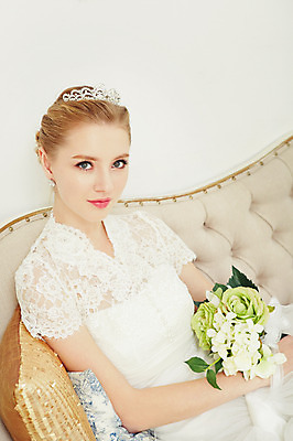 포토 JPG 스튜디오촬영 서양인 외국인 여자 신부 부케 웨딩드레스 결혼 모션 실내 한명 들기 사람 앉기 상반신 20대 성인 앞모습 소파 기댐 우아함 티아라 청년만 청년여자만 청년여자한명만 성인여자한명만 국내포토 1 드레스 뷰포인트 꽃다발 컨셉 의자 왕관 인종 이벤트 청년 내부 여자만 여자한명만 성인여자만 성인만 파일형식