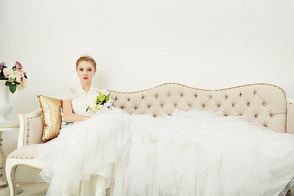 포토 JPG 스튜디오촬영 전신 서양인 외국인 여자 꽃 화분 신부 부케 웨딩드레스 결혼 모션 탁자 실내 한명 들기 사람 앉기 20대 성인 앞모습 소파 기댐 화려 우아함 티아라 청년만 청년여자만 청년여자한명만 성인여자한명만 국내포토 식물 1 드레스 뷰포인트 꽃다발 가구 컨셉 의자 왕관 인종 이벤트 청년 내부 여자만 여자한명만 성인여자만 성인만 파일형식