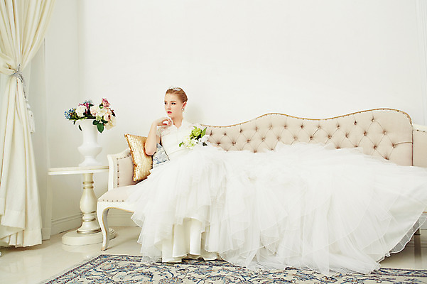 포토 JPG 스튜디오촬영 전신 서양인 외국인 여자 화분 신부 부케 웨딩드레스 결혼 쿠션 모션 탁자 실내 한명 들기 사람 앉기 손짓 20대 성인 앞모습 소파 기댐 화려 우아함 청년만 청년여자만 청년여자한명만 성인여자한명만 국내포토 1 드레스 뷰포인트 꽃다발 가구 컨셉 의자 인종 이벤트 청년 내부 여자만 여자한명만 성인여자만 성인만 파일형식