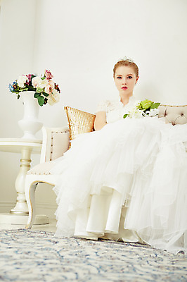 포토 JPG 스튜디오촬영 서양인 외국인 여자 꽃 화분 신부 부케 웨딩드레스 결혼 모션 탁자 실내 한명 들기 사람 앉기 20대 성인 앞모습 소파 화려 우아함 청년만 청년여자만 청년여자한명만 성인여자한명만 국내포토 식물 1 드레스 뷰포인트 꽃다발 가구 컨셉 의자 인종 이벤트 청년 내부 여자만 여자한명만 성인여자만 성인만 파일형식