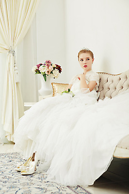 포토 JPG 스튜디오촬영 전신 서양인 외국인 여자 화분 구두 웨딩드레스 결혼 쿠션 모션 실내 한명 사람 앉기 20대 성인 소파 기댐 커튼 화려 우아함 청년만 청년여자만 청년여자한명만 성인여자한명만 국내포토 1 드레스 신발 컨셉 의자 인종 이벤트 청년 내부 여자만 여자한명만 성인여자만 성인만 파일형식