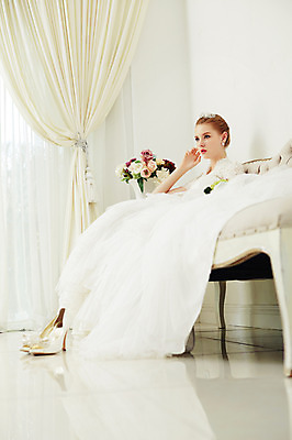 포토 JPG 스튜디오촬영 전신 서양인 외국인 여자 꽃 화분 신부 구두 웨딩드레스 결혼 창문 모션 실내 한명 사람 앉기 20대 성인 옆모습 소파 기댐 커튼 화려 우아함 창가 티아라 청년만 청년여자만 청년여자한명만 성인여자한명만 국내포토 식물 1 드레스 뷰포인트 신발 컨셉 의자 왕관 인종 이벤트 청년 내부 여자만 여자한명만 성인여자만 성인만 파일형식