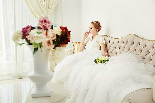 포토 JPG 스튜디오촬영 전신 서양인 외국인 여자 꽃 화분 신부 부케 웨딩드레스 결혼 모션 탁자 실내 한명 들기 사람 앉기 20대 성인 옆모습 소파 커튼 화려 우아함 창가 청년만 청년여자만 청년여자한명만 성인여자한명만 국내포토 식물 1 드레스 뷰포인트 꽃다발 가구 컨셉 의자 창문 인종 이벤트 청년 내부 여자만 여자한명만 성인여자만 성인만 파일형식