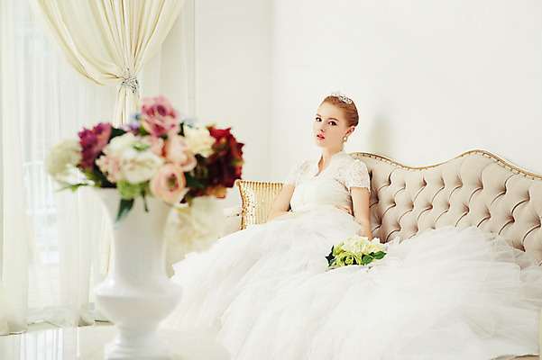 포토 JPG 스튜디오촬영 전신 서양인 외국인 여자 꽃 화분 신부 부케 웨딩드레스 결혼 창문 모션 탁자 실내 한명 들기 사람 앉기 20대 성인 소파 기댐 커튼 화려 우아함 청년만 청년여자만 청년여자한명만 성인여자한명만 국내포토 식물 1 드레스 꽃다발 가구 컨셉 의자 인종 이벤트 청년 내부 여자만 여자한명만 성인여자만 성인만 파일형식