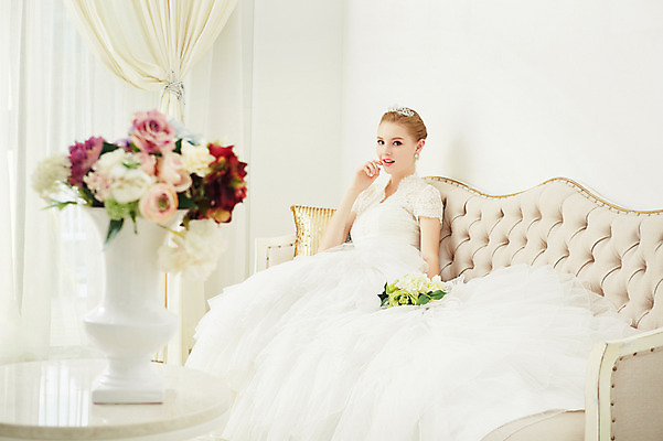 포토 JPG 스튜디오촬영 전신 서양인 외국인 여자 꽃 화분 신부 부케 웨딩드레스 결혼 모션 탁자 실내 한명 들기 사람 앉기 20대 성인 옆모습 소파 커튼 화려 우아함 창가 티아라 청년만 청년여자만 청년여자한명만 성인여자한명만 국내포토 식물 1 드레스 뷰포인트 꽃다발 가구 컨셉 의자 창문 왕관 인종 이벤트 청년 내부 여자만 여자한명만 성인여자만 성인만 파일형식